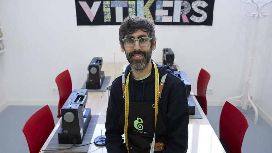 Víctor Cabrejas, propietario de Vitikers, en el interior del local en Soto Lezkairu. Foto: Unai Beroiz (Diario de Noticias de Navarra).